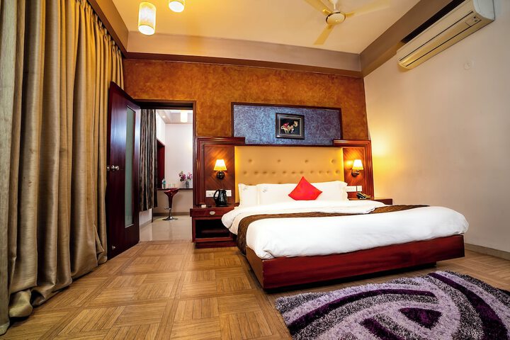 Room 5 of 15