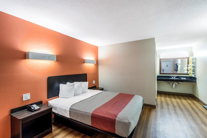 1 King Bed (12 of 14)