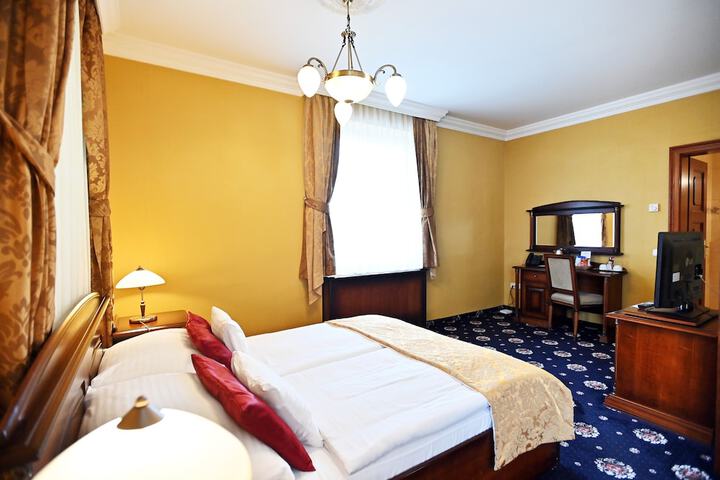 Room 19 of 102
