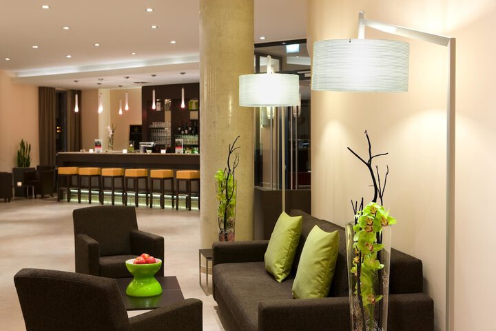 Lounge 21 of 28