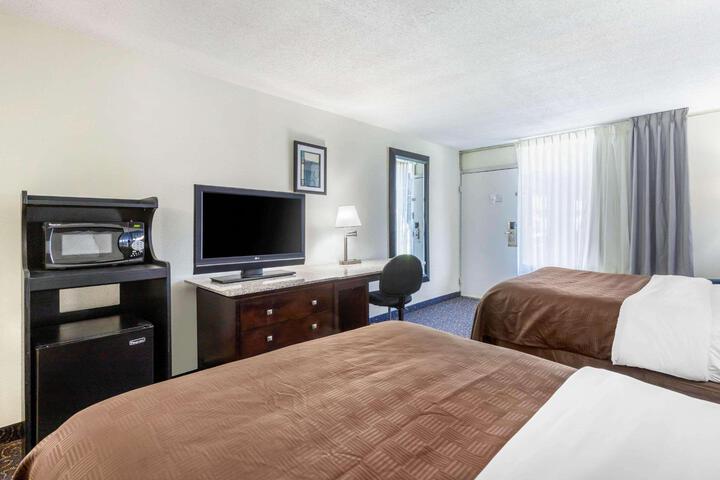 2 Double Beds (3 of 6)