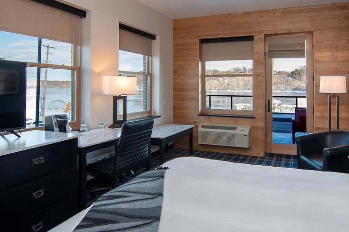 1 King Bed Accessible (6 of 14)