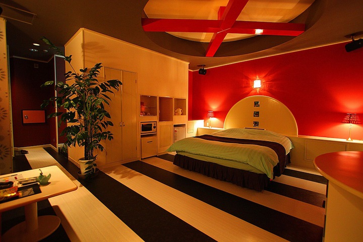 Room 6 of 13