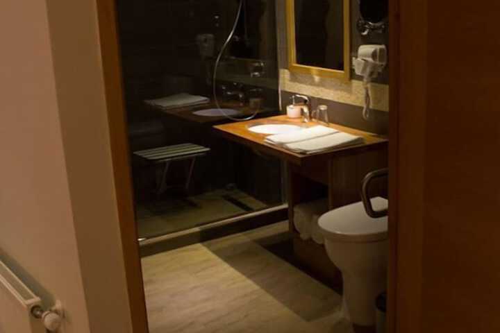 Room 28 of 64
