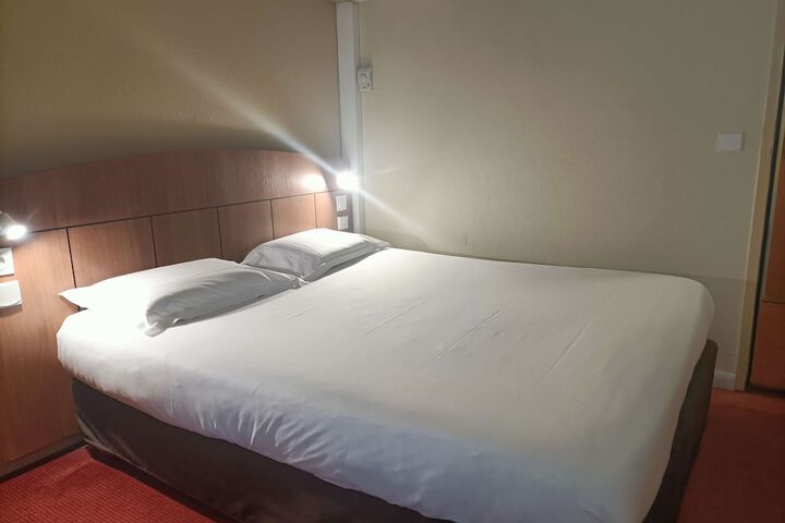 Room 11 of 28