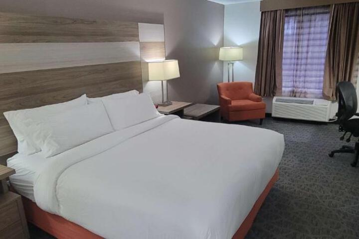 1 King Accessible Comm Assist Bathtub Microwave, Refrigerator WiFi Full Breakfast (14 of 20)