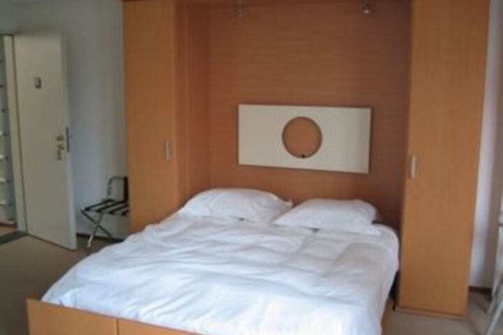 Room 11 of 19