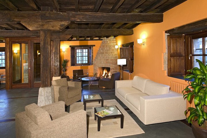 Lounge 17 of 37