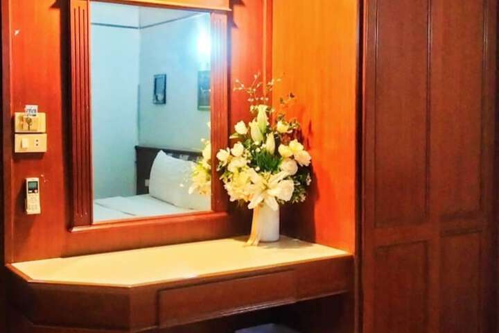 Room 10 of 27