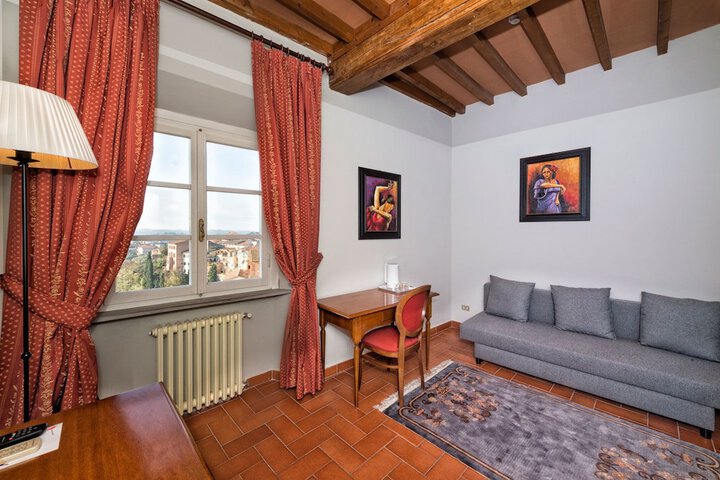 Room 8 of 33