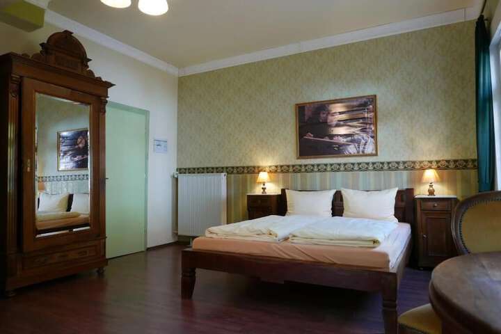 Room 10 of 16