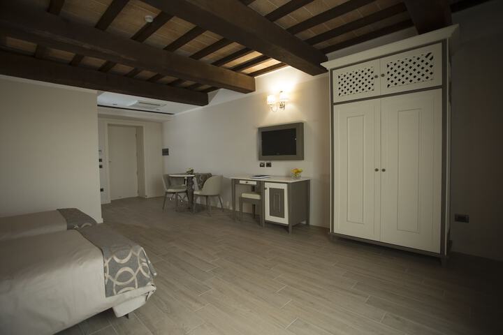 Room 9 of 36