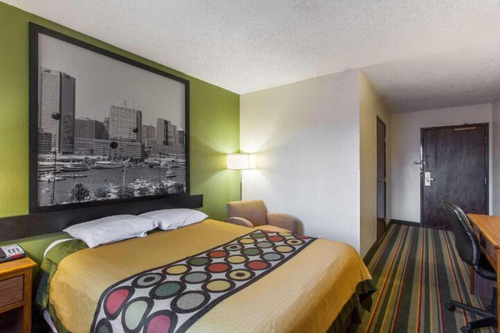 1 Queen Bed Deluxe Mobility Accessible (3 of 7)
