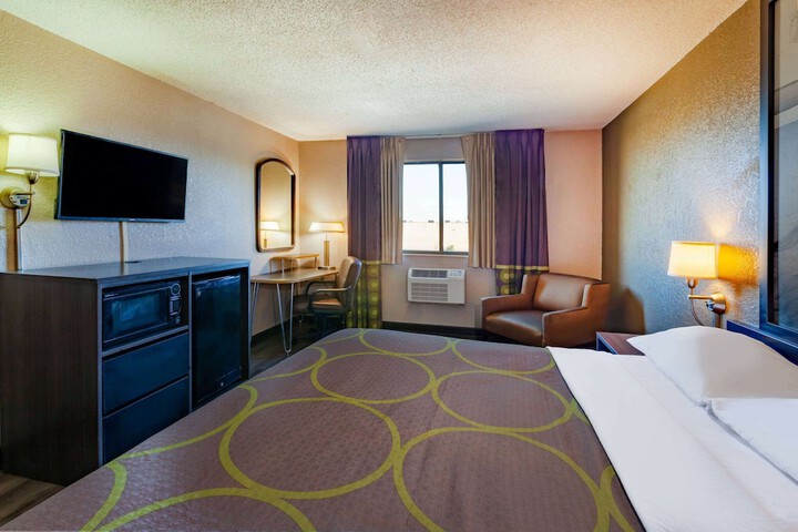 1 King Bed (4 of 9)