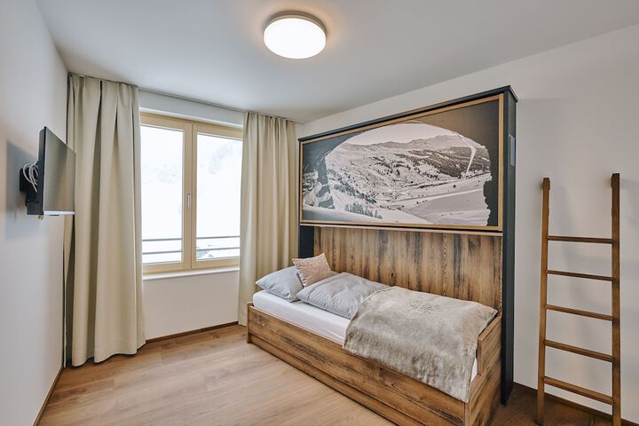 Room 9 of 18