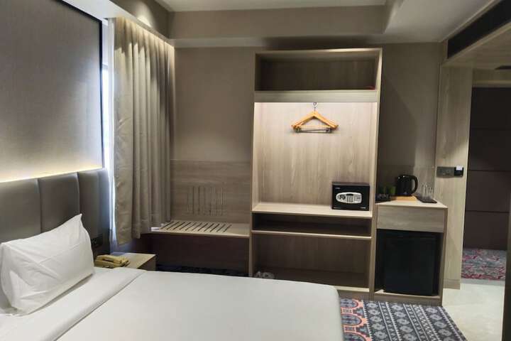 Room 13 of 26
