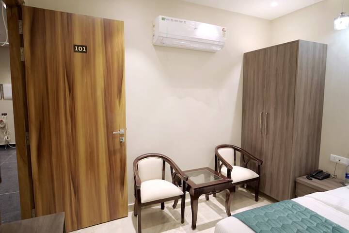 Room 10 of 18