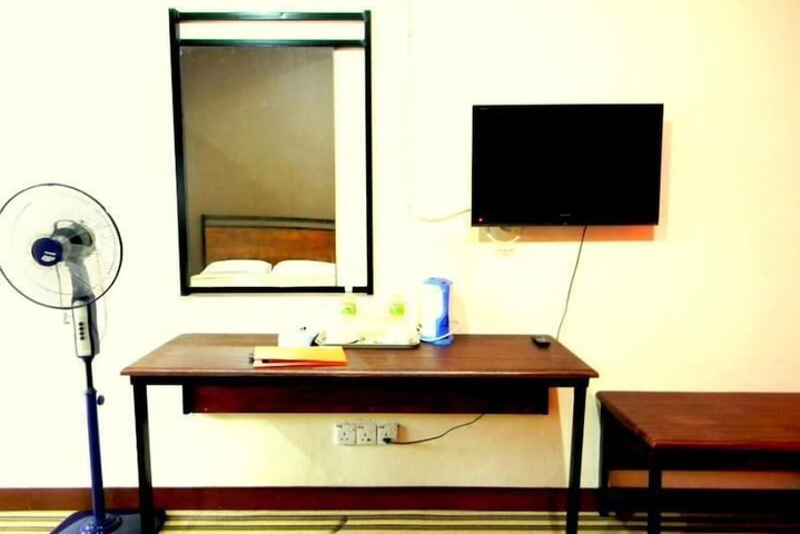 Room 6 of 10