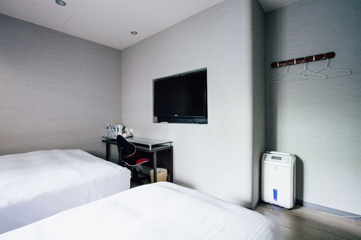 Room 8 of 36