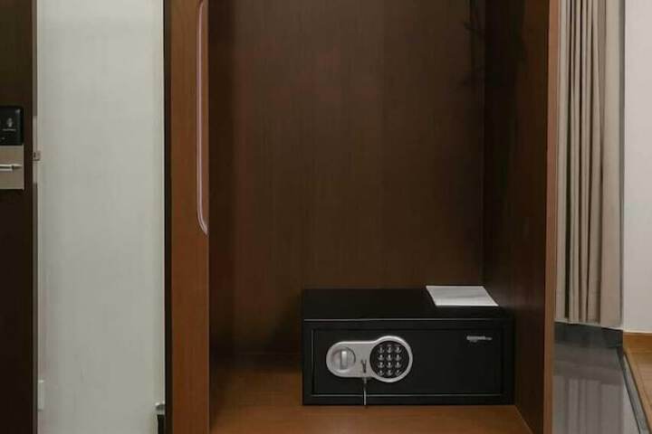 Room 6 of 24