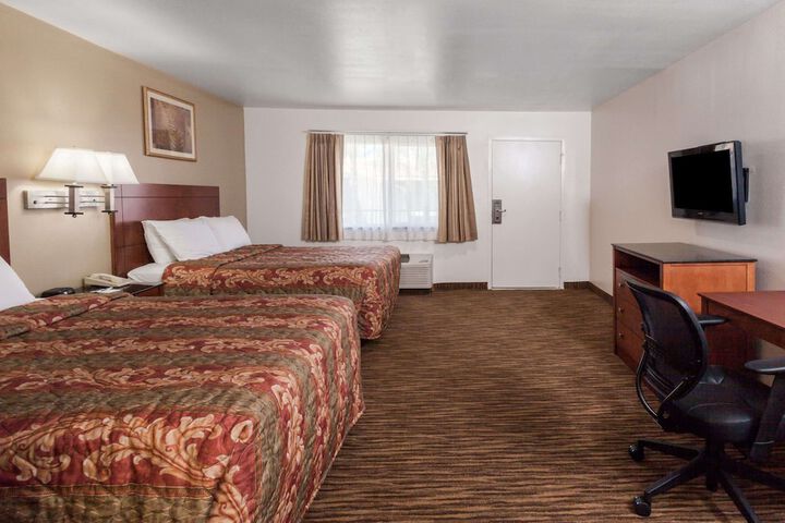 2 Queen Beds (5 of 6)