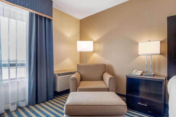 1 King Bed (1 of 10)