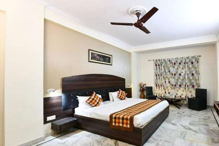 Room 9 of 18