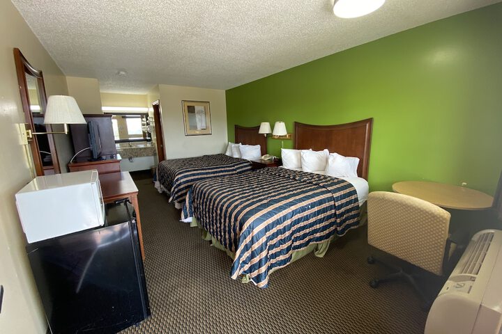 2 Queen Beds (2 of 10)