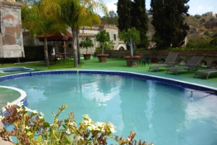 Hotel Pool