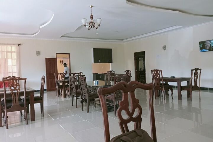 Dining 30 of 77
