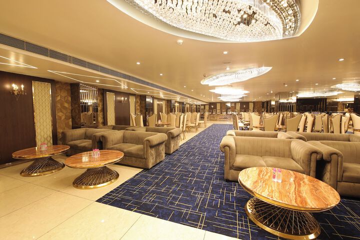 Ballroom/Hall 38 of 82