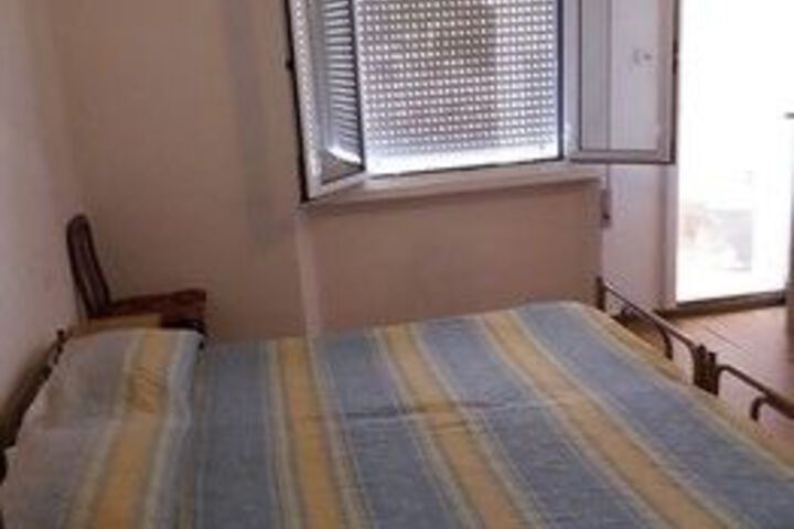 Room 10 of 16