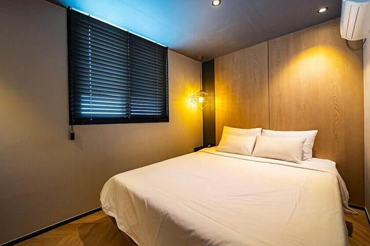 Room 2 of 65