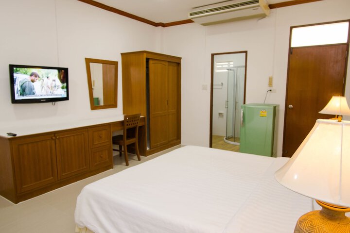 Room 6 of 103