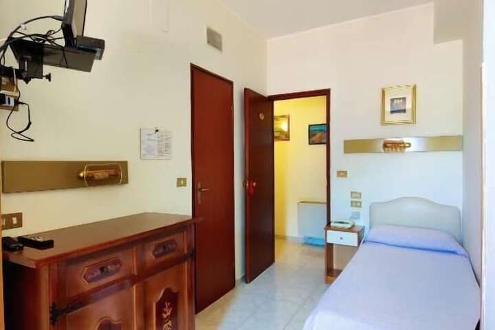 Room 11 of 28