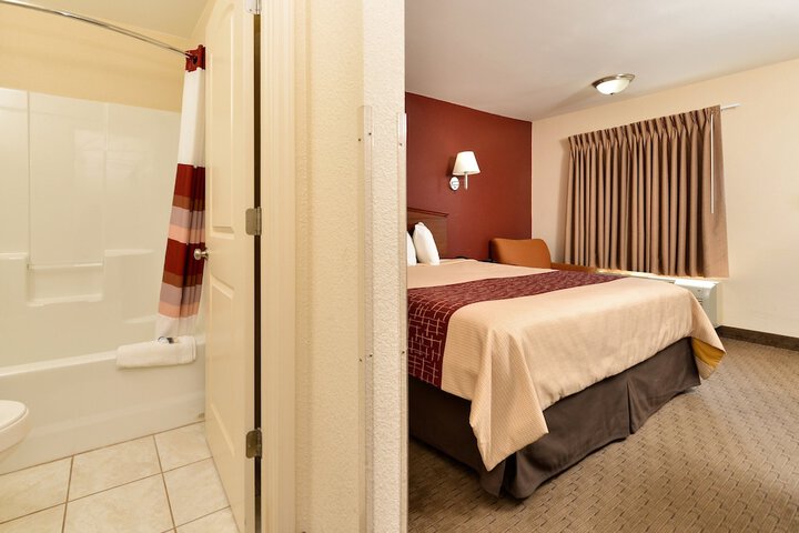 Deluxe King Bed (4 of 7)