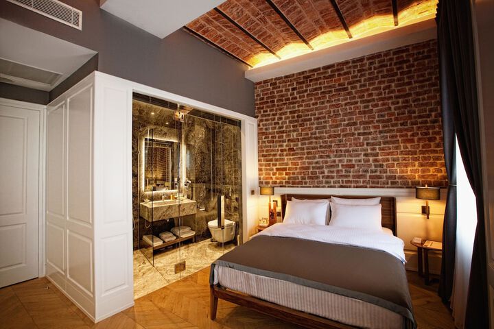 Room 15 of 94