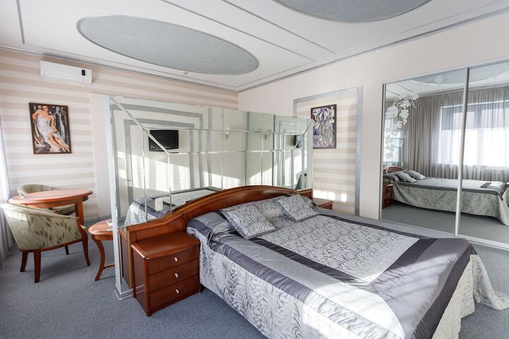 Room 28 of 82