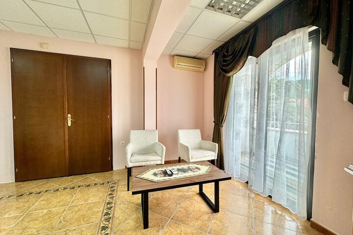 Room 6 of 85