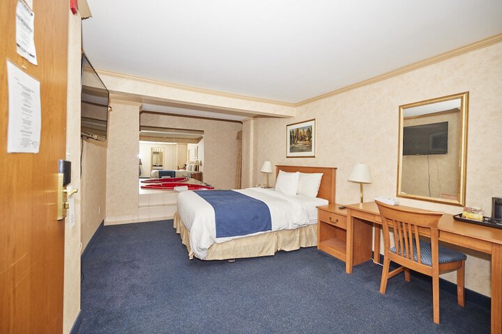 1 Queen Bed (6 of 9)