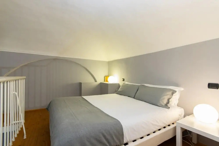 Room 4 of 16