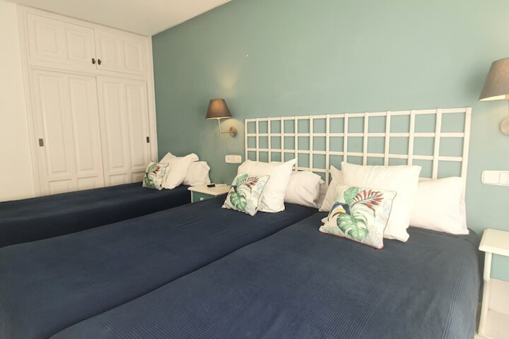 Room 13 of 33