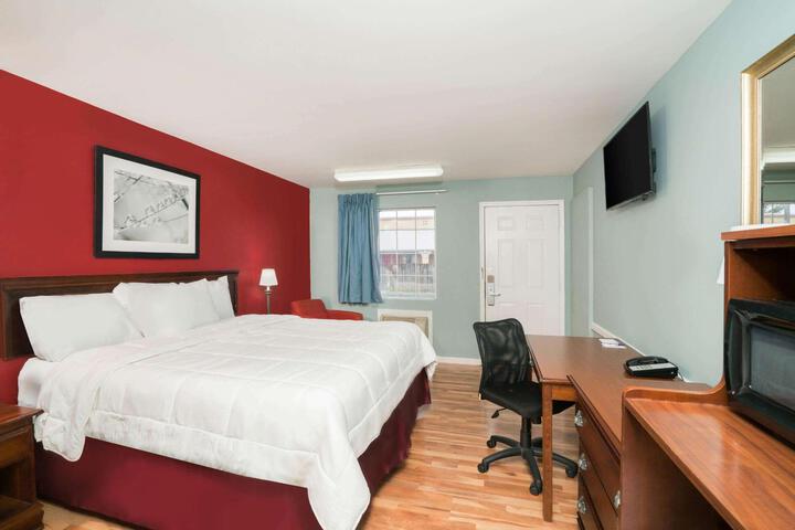 1 King Bed (2 of 7)
