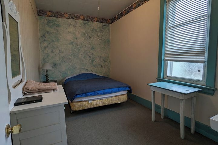 Room 5 of 8
