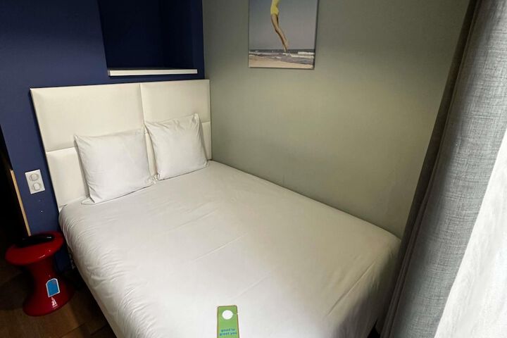 Room 27 of 65