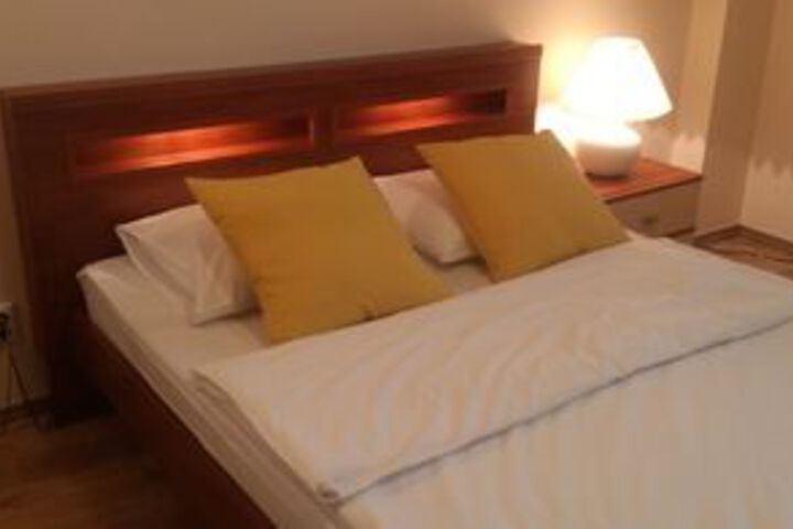 Room 10 of 18