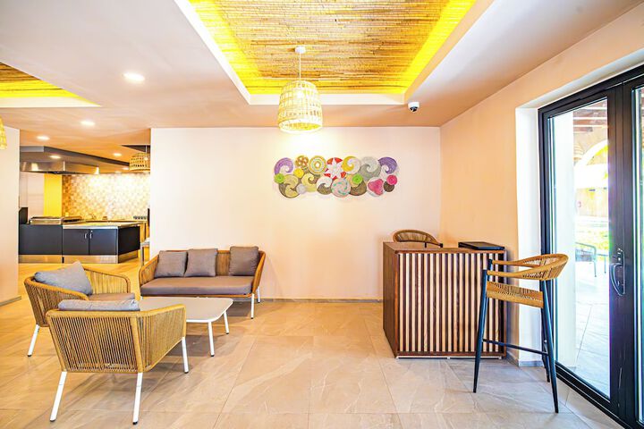 Lounge 50 of 81