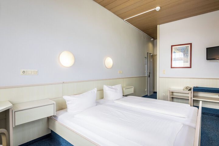 Room 26 of 103