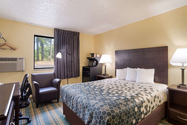 1 Queen Bed (26 of 26)