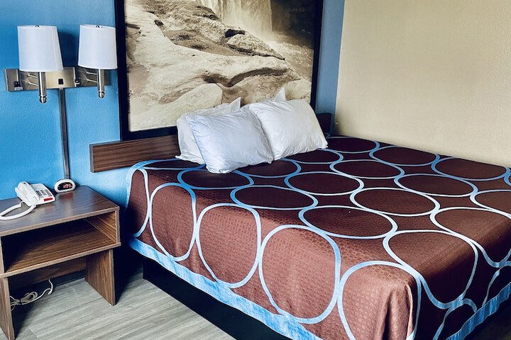 1 King Bed (10 of 14)